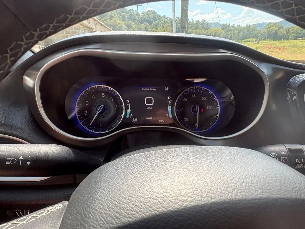 Used 2025 White/off-white Chrysler Select image 20