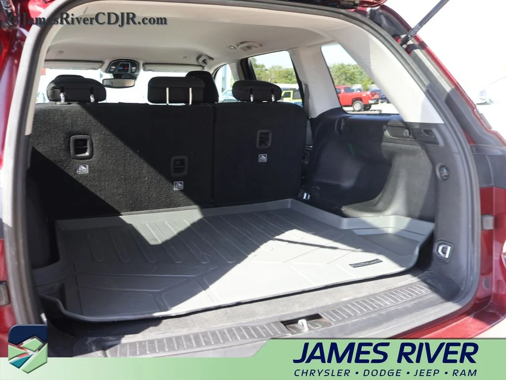 Used 2024 Red Jeep Laredo image 15
