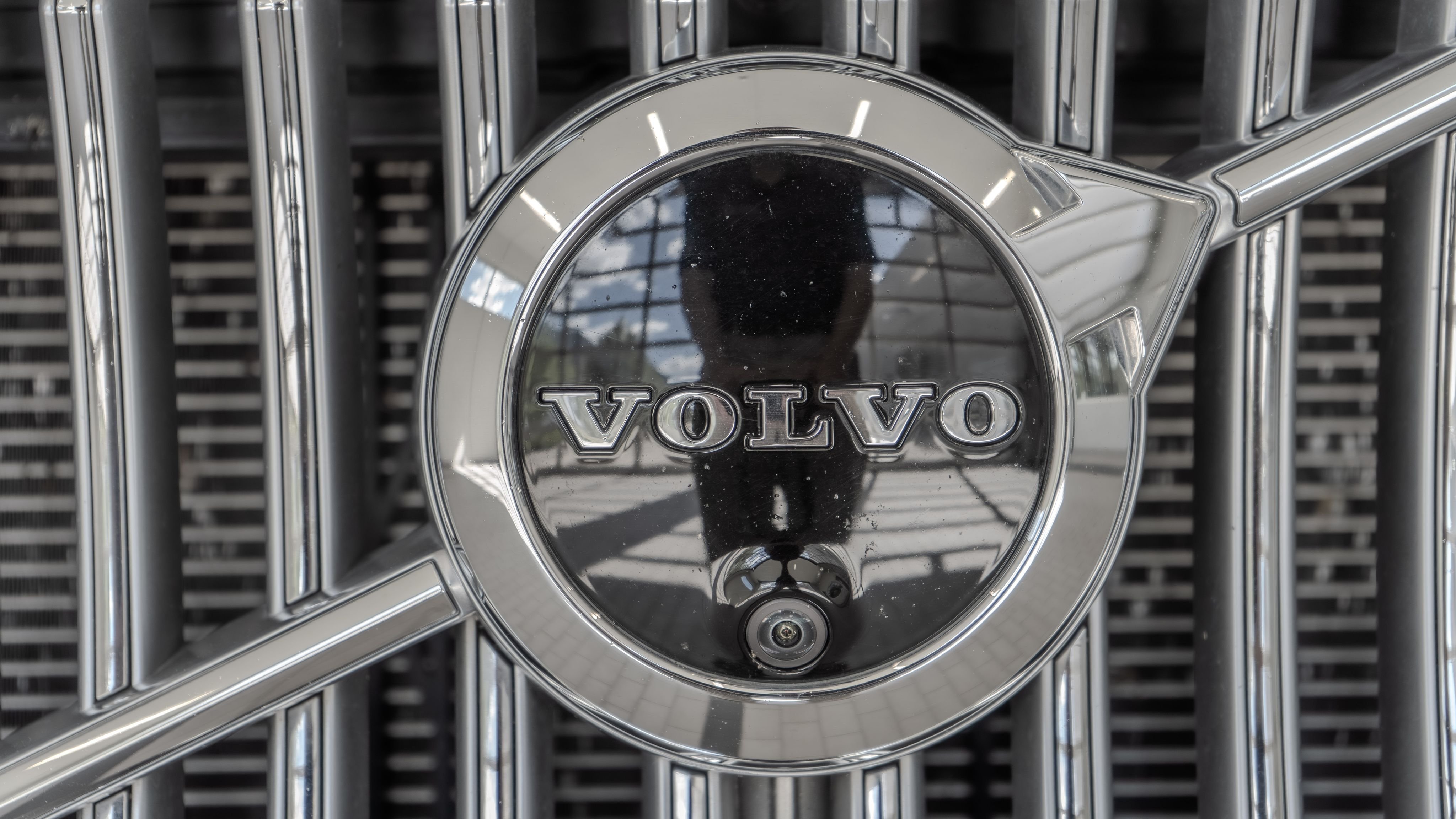 Used 2022 Crystal White Volvo T6 Inscription image 5