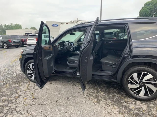Used 2025  Volkswagen 2.0T SE w/Technology image 18