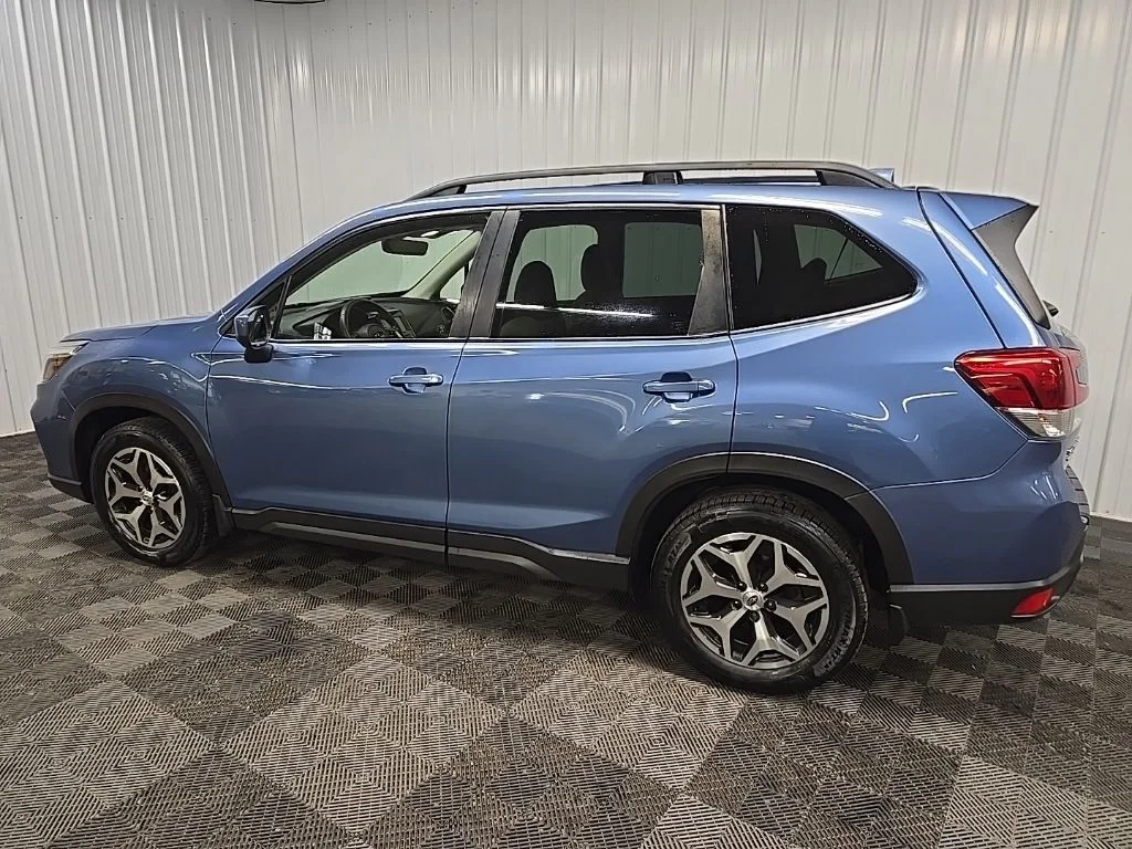Used 2020 Horizon Blue Subaru Premium image 4