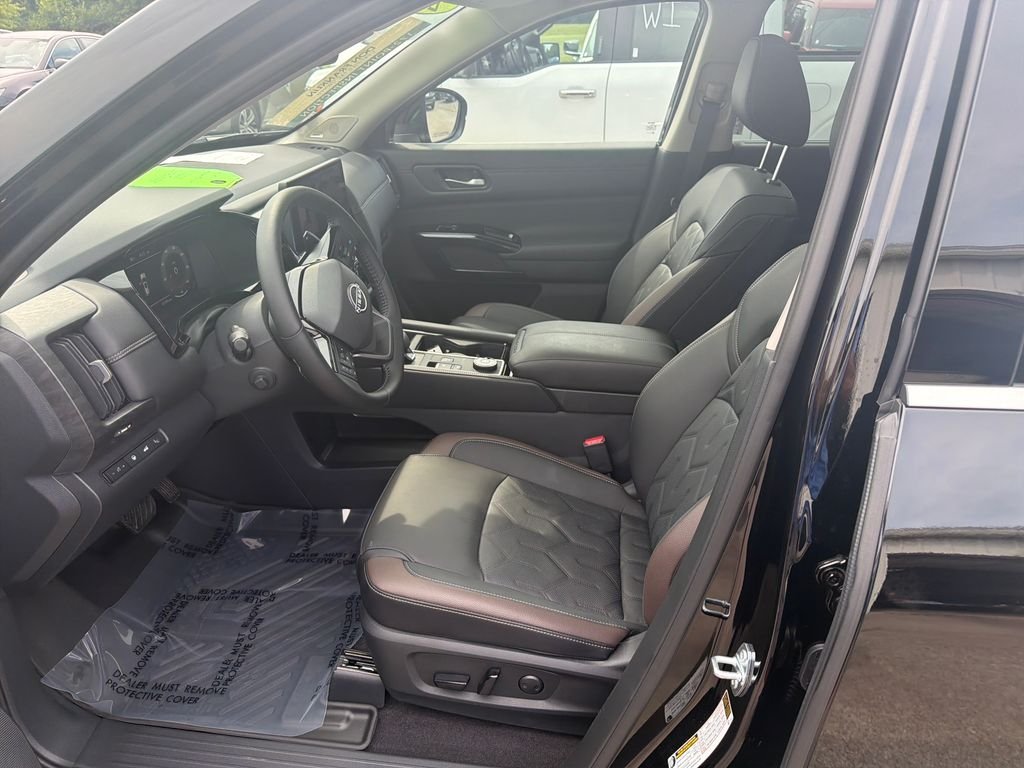 Used 2026 Black Nissan Platinum image 13
