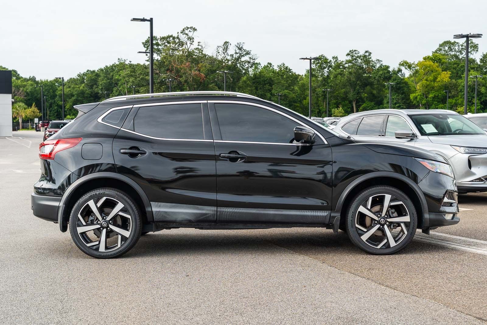Used 2020 Black Nissan SL image 8