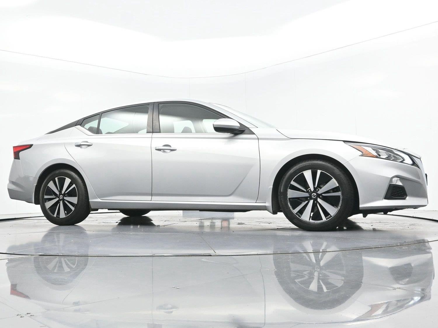 Used 2022 Brilliant Silver Metallic Nissan 2.5 SV image 38