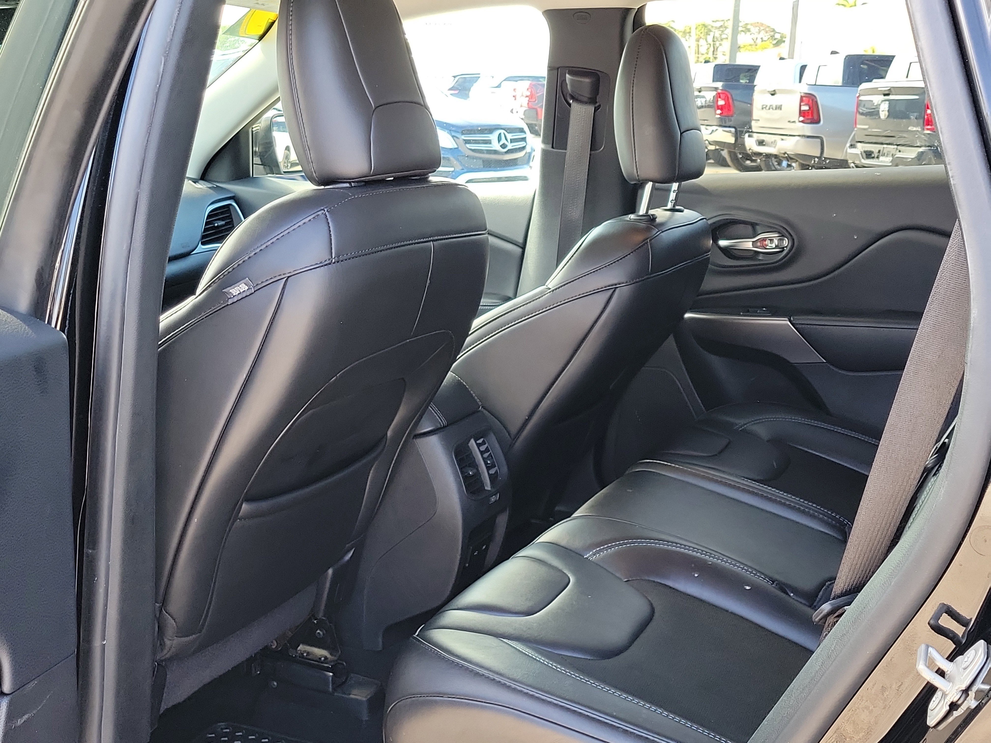 Used 2019 Diamond Black Crystal Pearlcoat Jeep Latitude Plus image 14