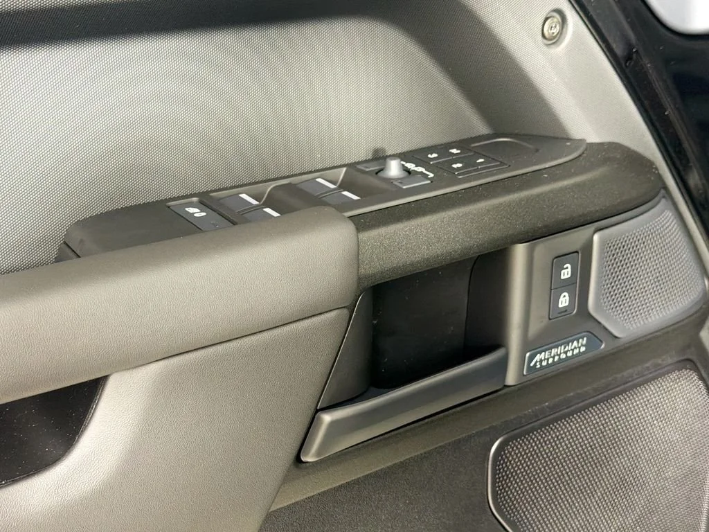 2026 Land Rover Defender OCTA Black - Photo 18