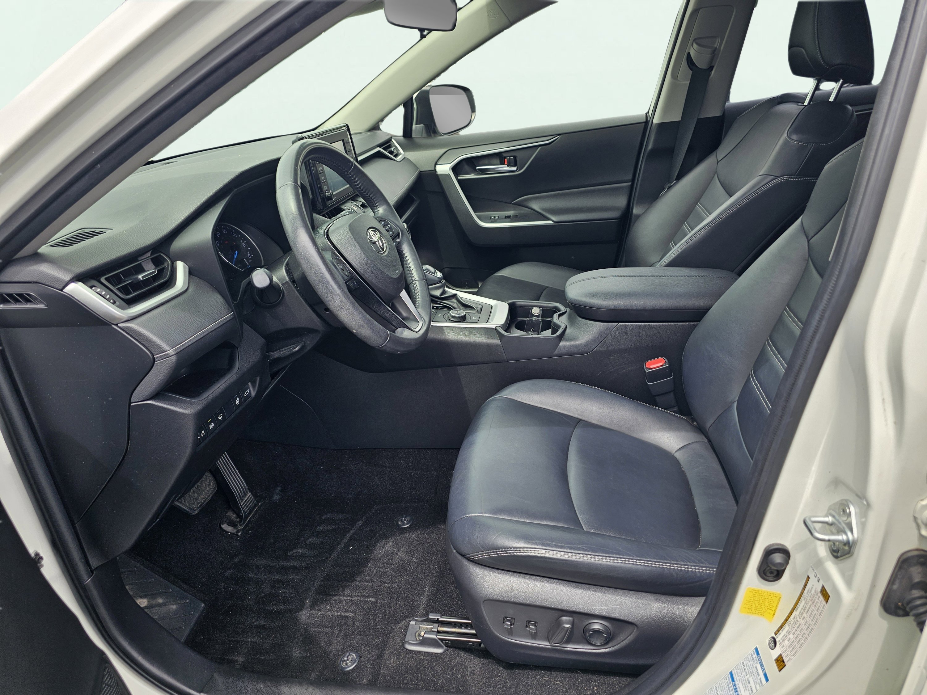 Used 2021 Blizzard Pearl Toyota Hybrid XLE Premium image 17