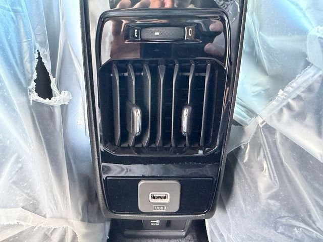 New 2026 Diamond Black Crystal Pearl-Coat Exterior Paint Jeep Limited image 14