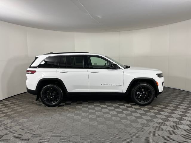 New 2026 Bright White Clear-Coat Exterior Paint Jeep Laredo Altitude image 4