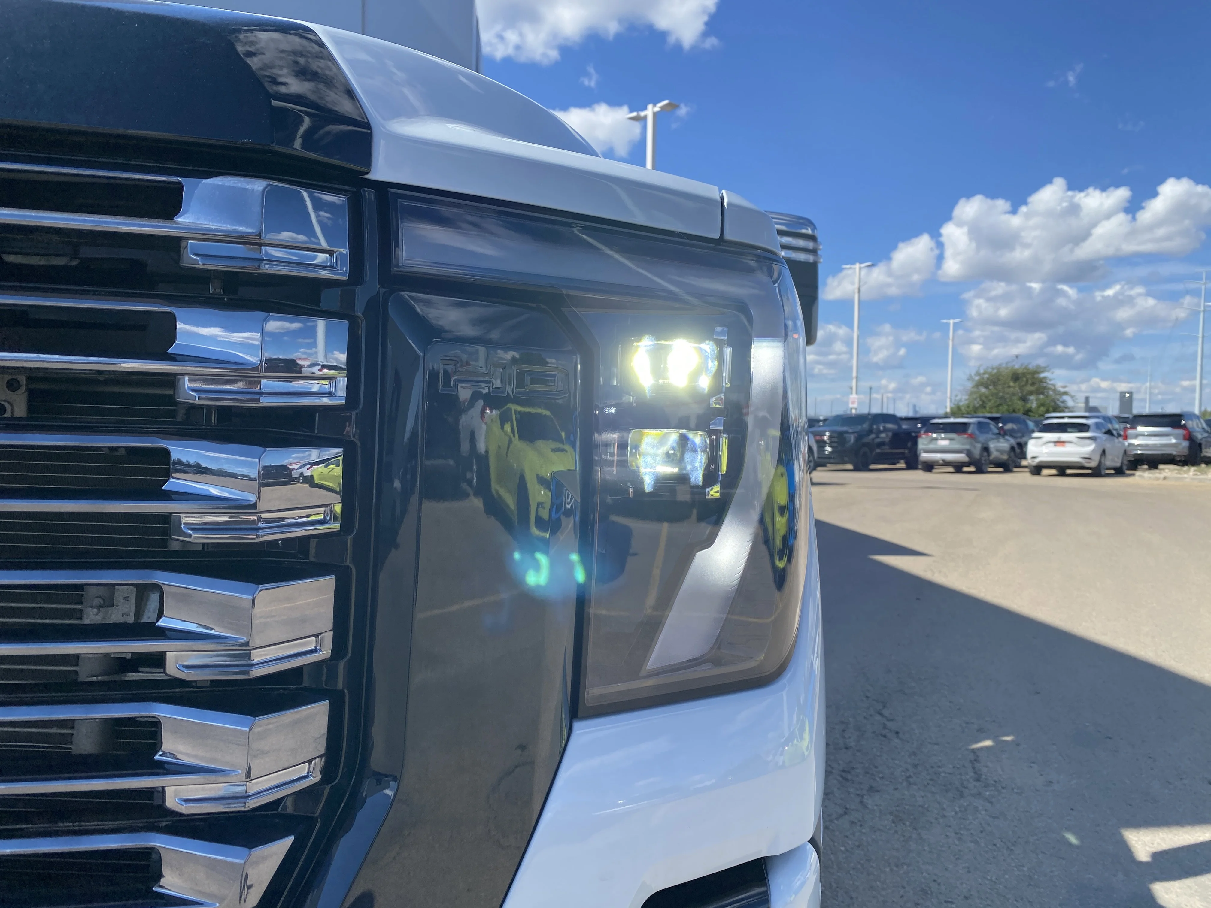New 2026 GLACIER WHITE TRICOAT GMC Denali Ultimate image 11