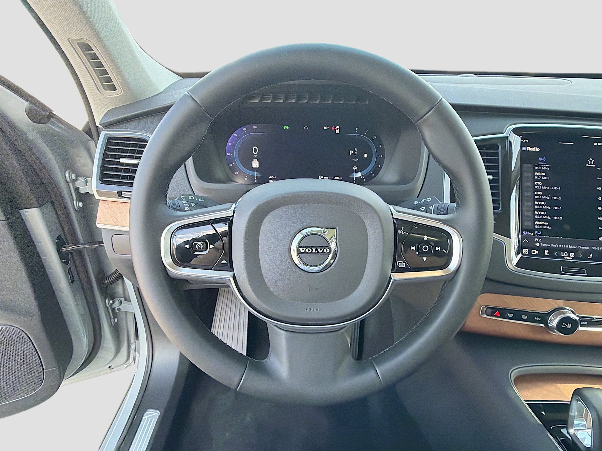 Used 2024 Vapour Gray Metallic Volvo Plus Bright Theme image 38