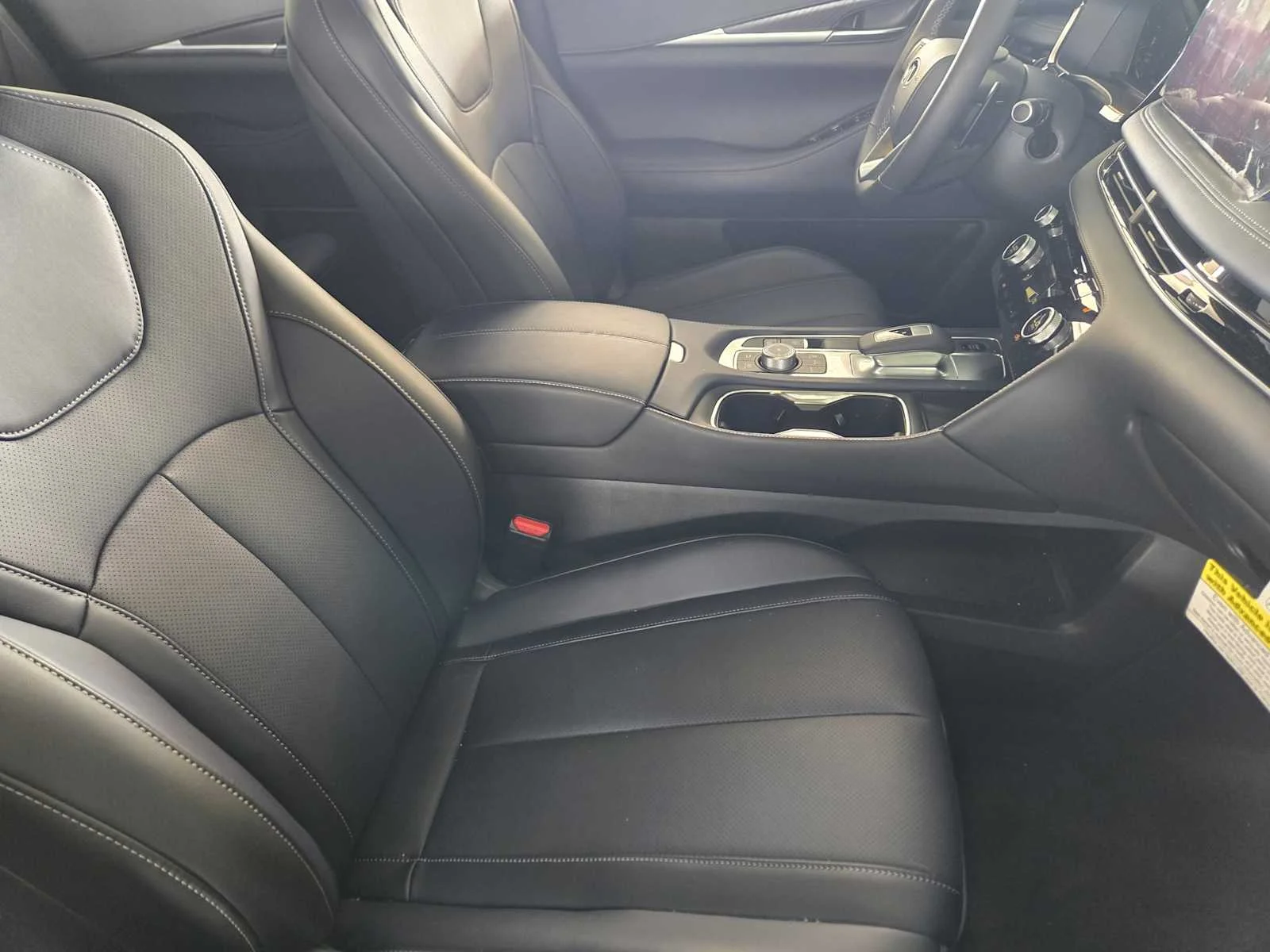 New 2026 2T RAD WHT INFINITI Sport AWD image 9