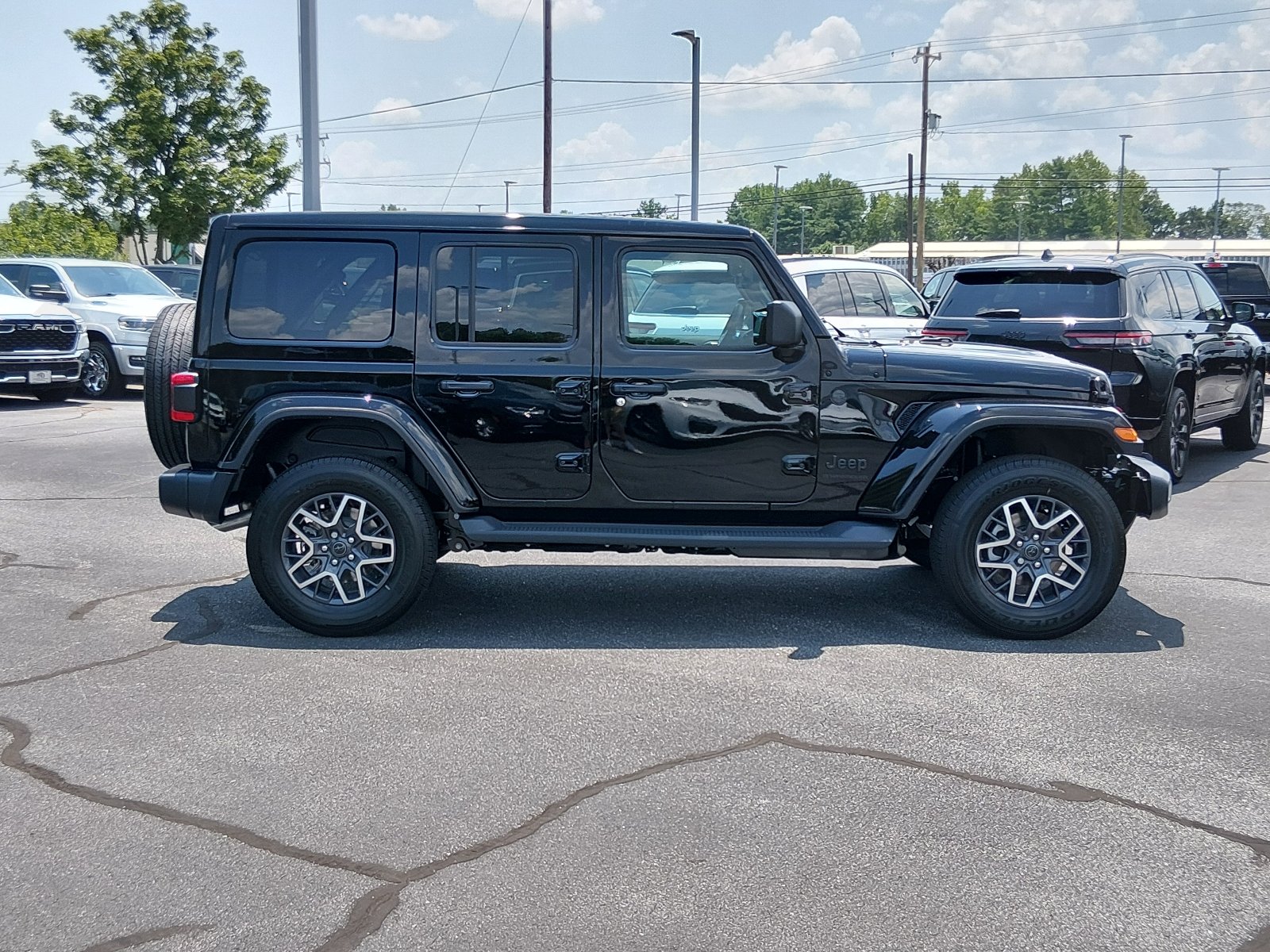 New 2026 Black Clear-Coat Exterior Paint Jeep 4-Door Sahara 4x4 image 2