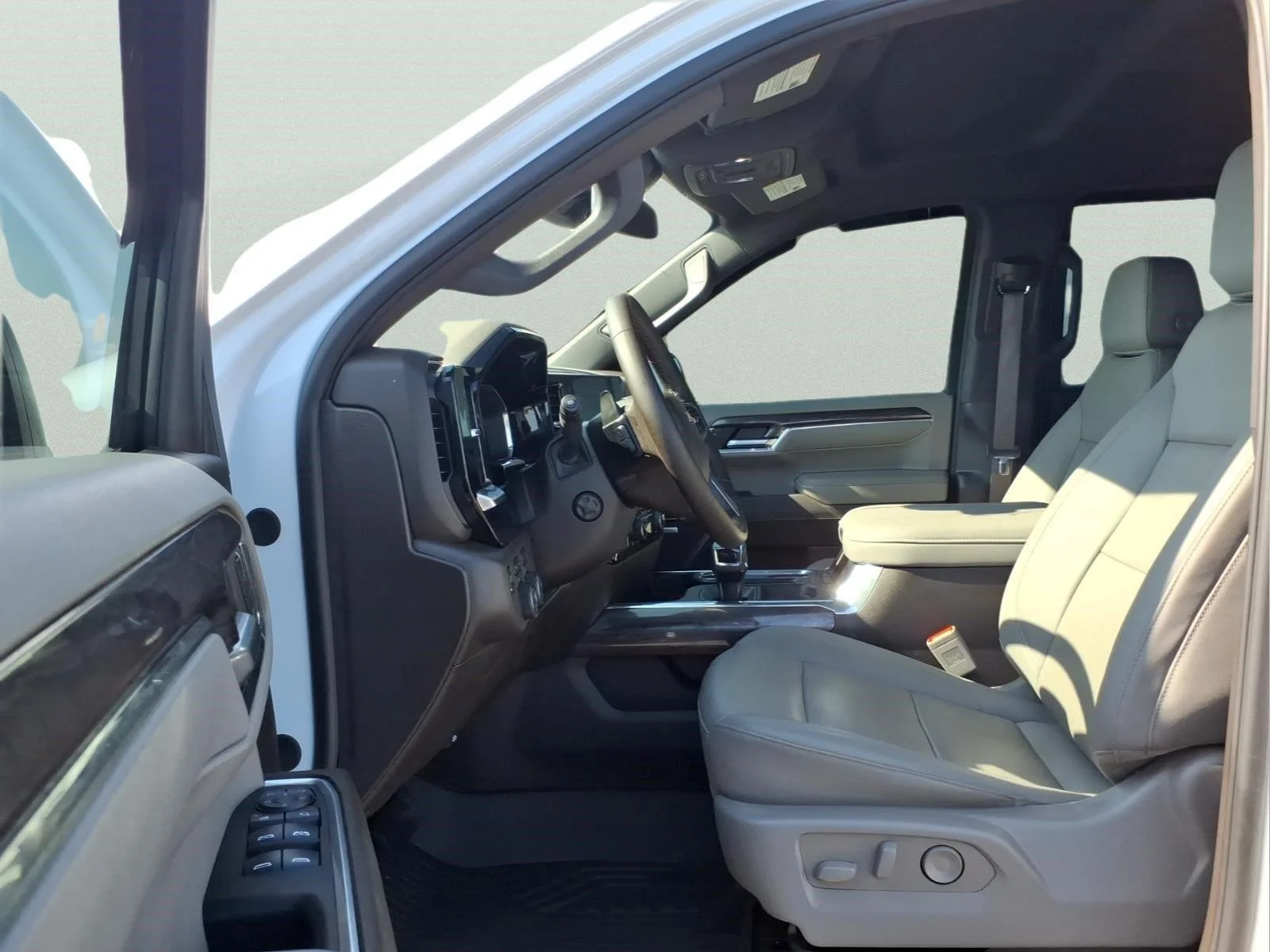 Used 2024 Iridescent Pearl Tricoat Chevrolet LTZ image 2