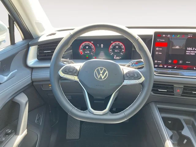 2025 Volkswagen Tiguan SE - Photo 12