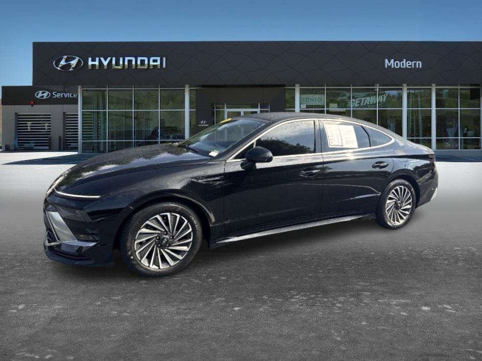 Certified Used 2025 Abyss Black Hyundai SEL image 3