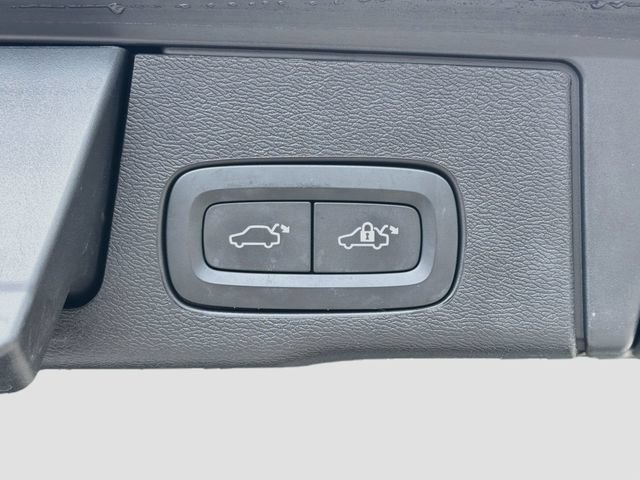 Used 2022 Ice White Volvo Momentum image 13