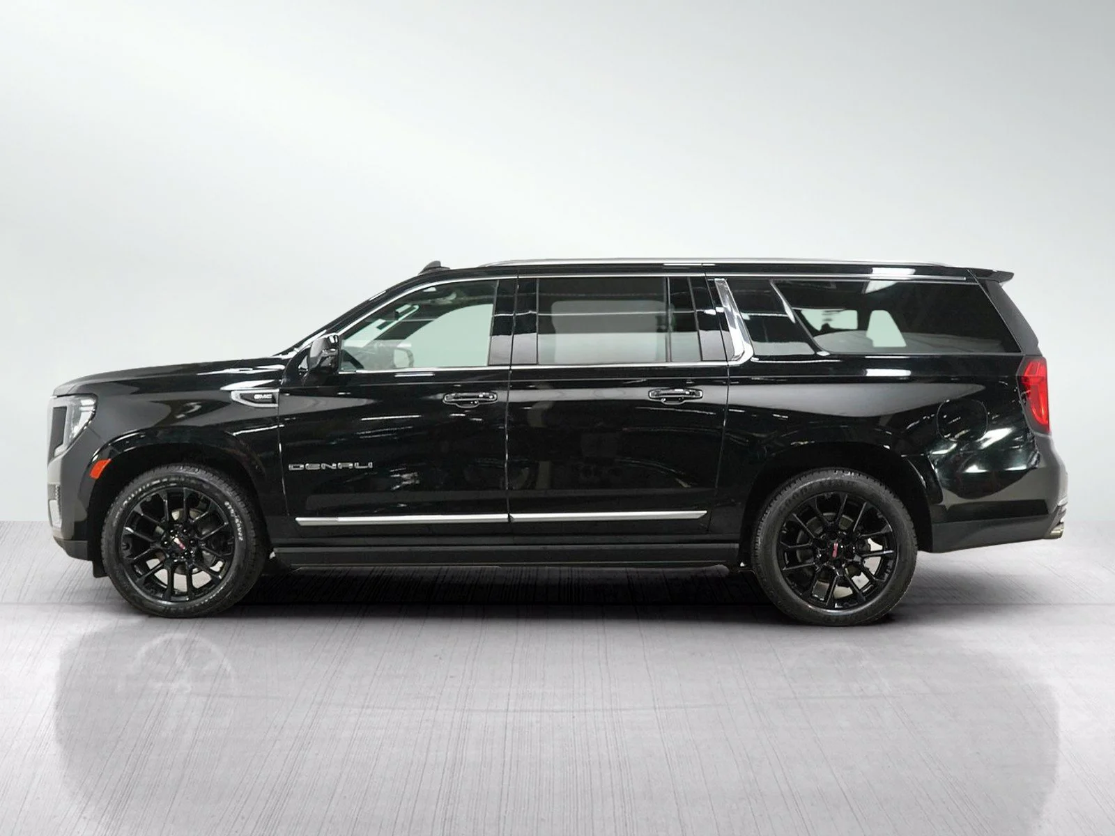 Used 2023 GMC Yukon XL Denali with VIN 1GKS2JKL8PR412788 for sale in Burnsville, Minnesota