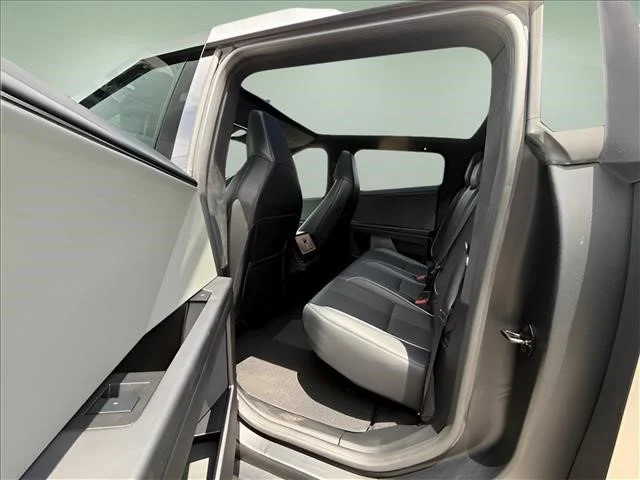 Used 2024  Tesla Base image 11