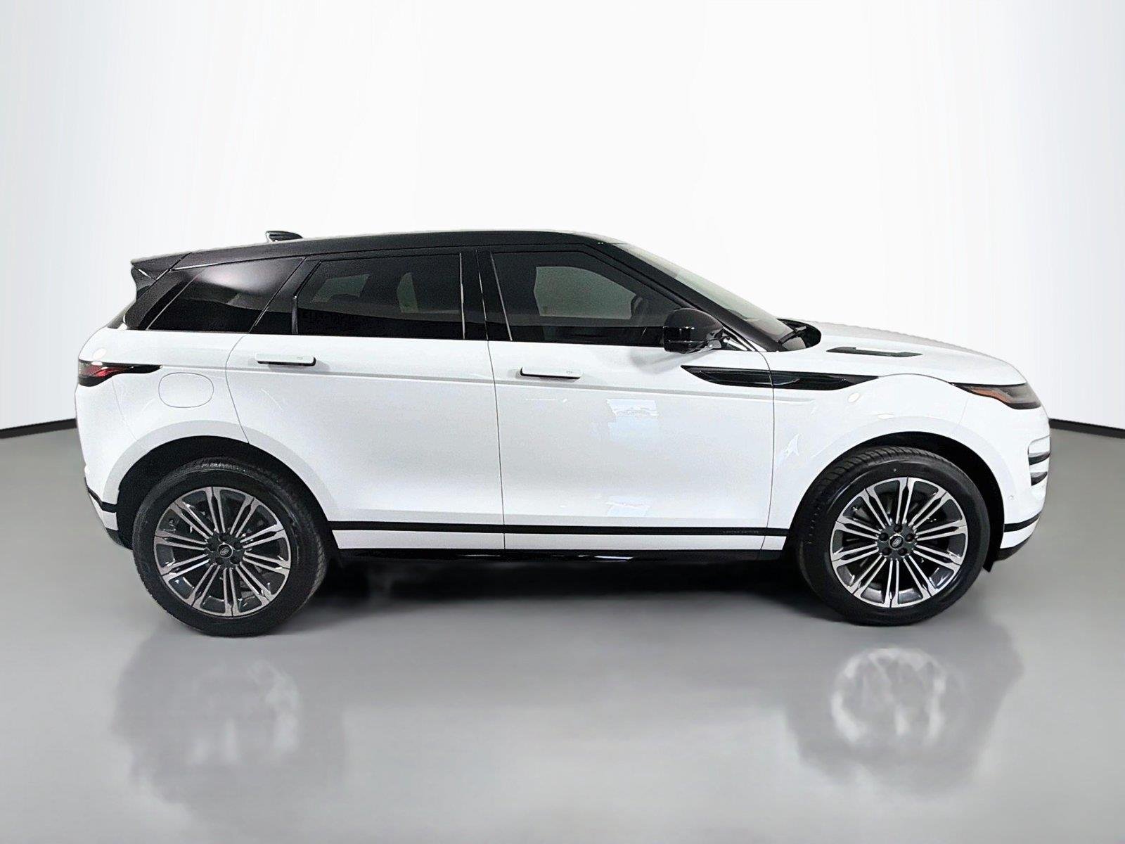New 2026 Fuji White Land Rover Hoxton Edition image 4