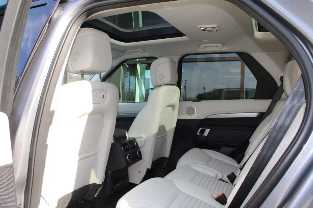 Certified Used 2025  Land Rover Dynamic SE image 33