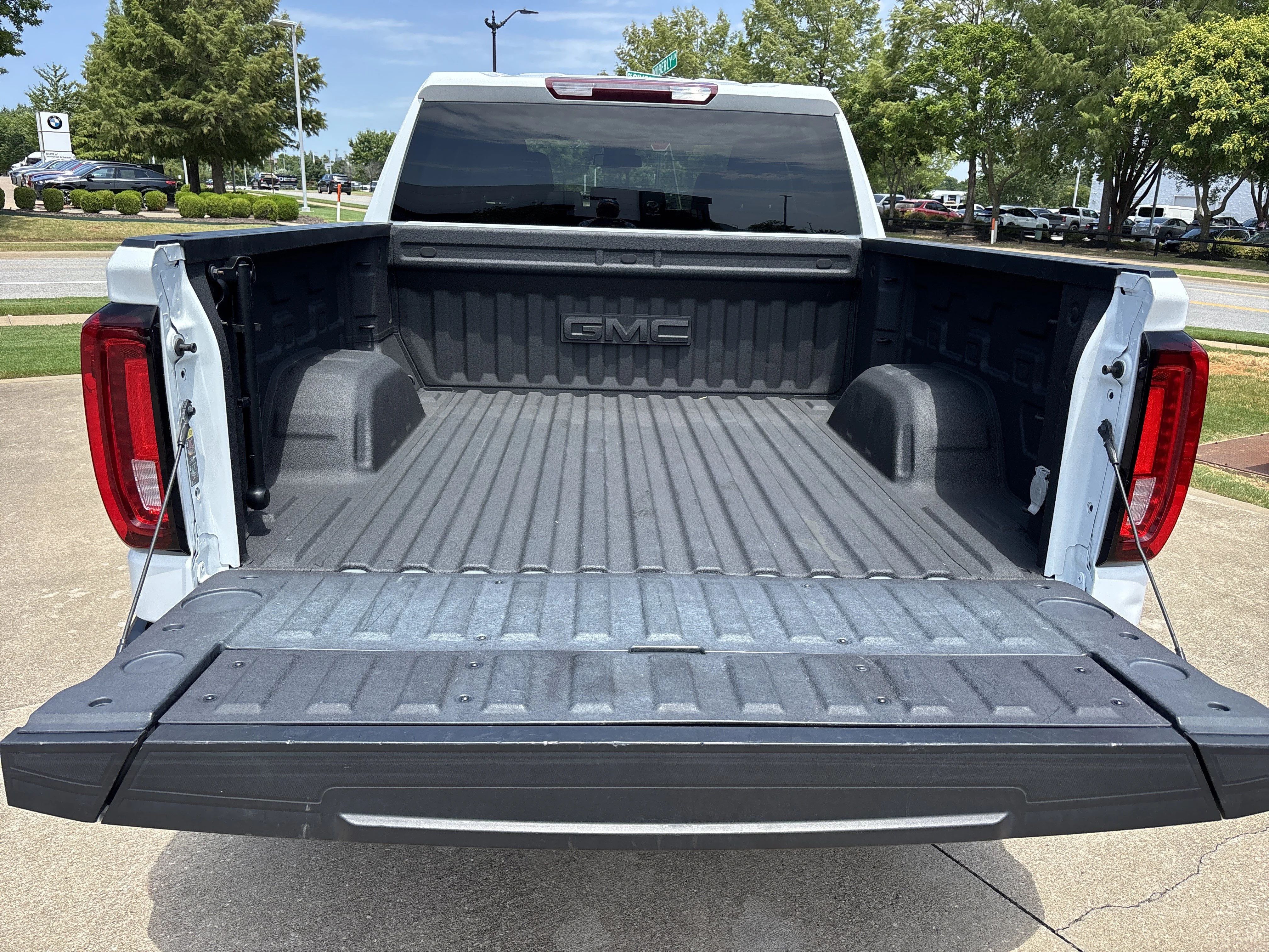 Used 2022 Summit White GMC SLT Crew Cab 4WD image 7