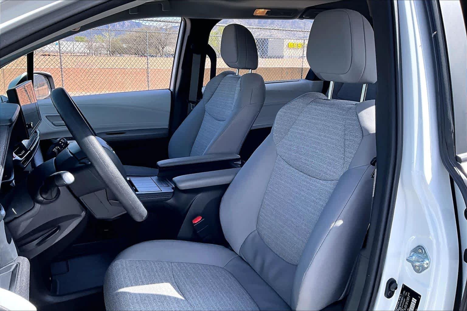 2025 Toyota Sienna LE - Photo 9