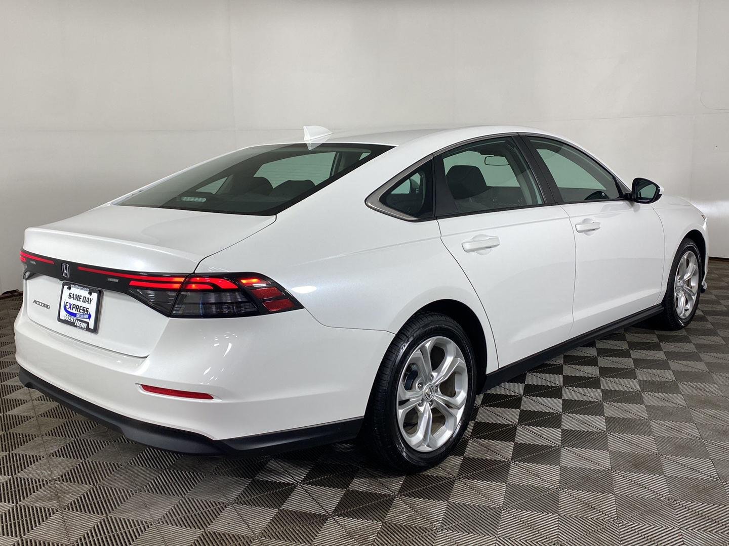 Used 2023 Platinum White Pearl Honda LX image 6