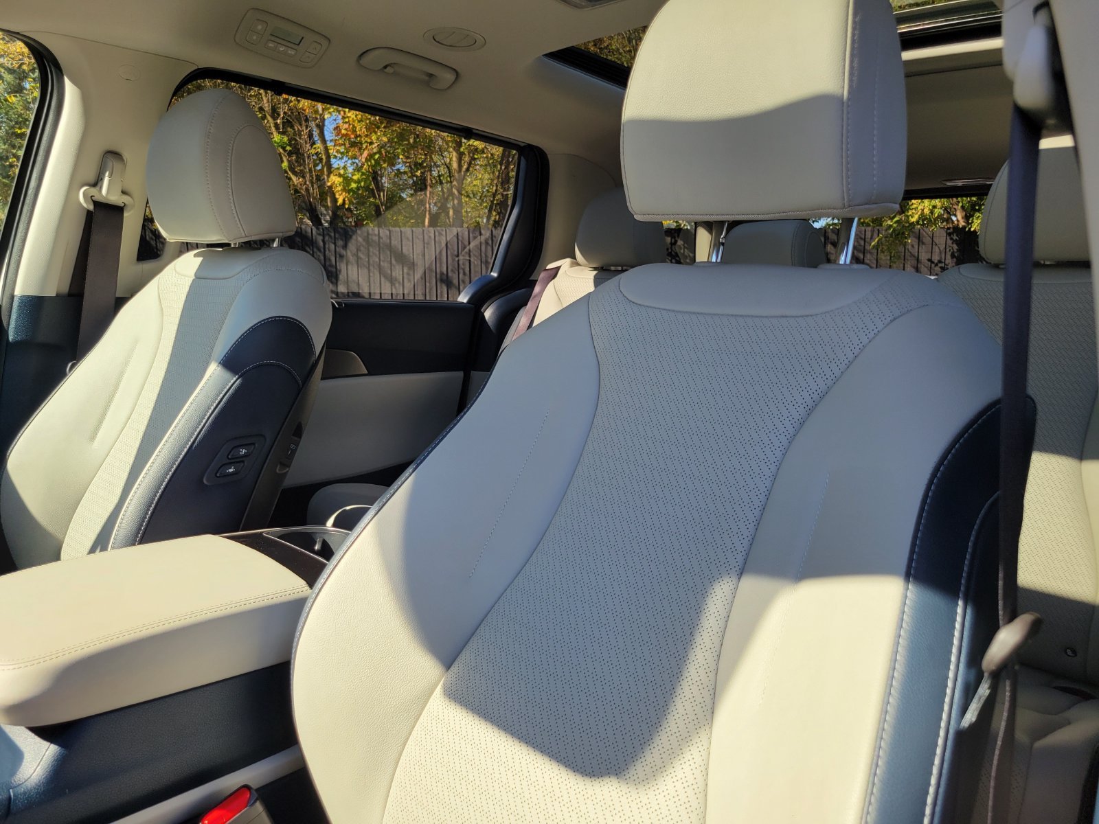 Certified Used 2025 White Kia SX Prestige image 12