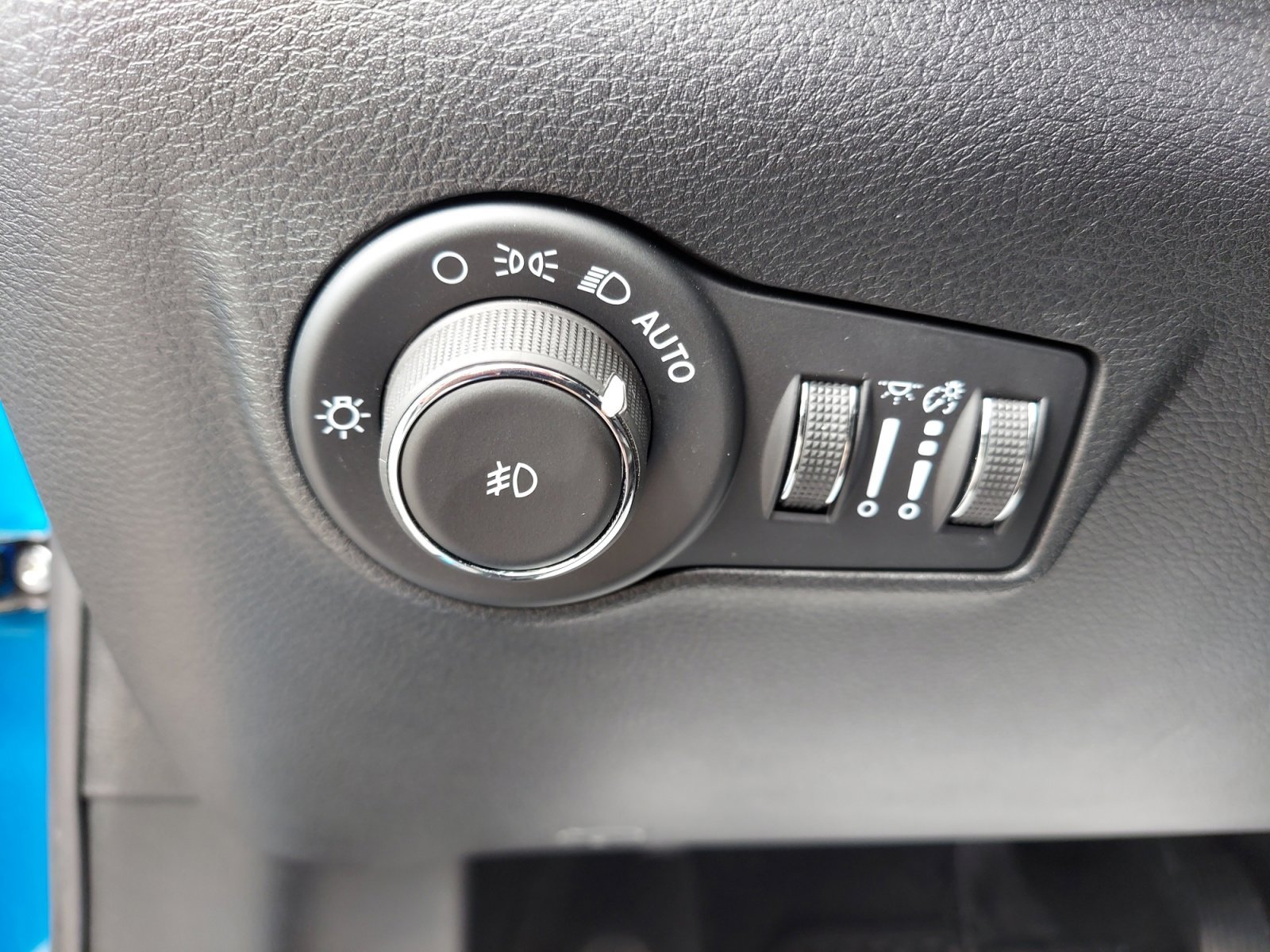 New 2026 Hydro Blue Pearlcoat Jeep Latitude Altitude image 27