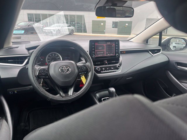 Used 2020 White Toyota LE image 9