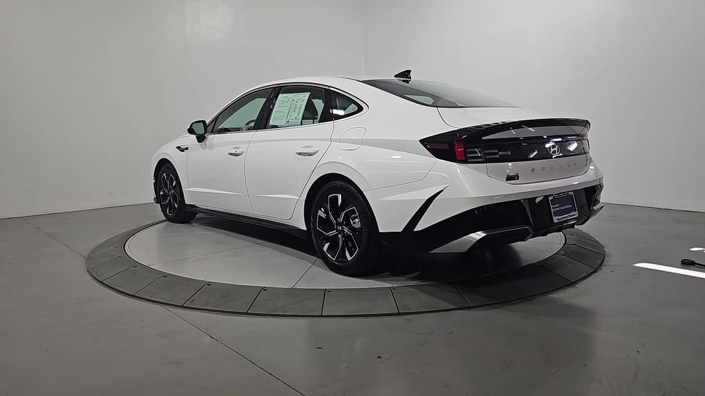 Used 2025 White Hyundai SEL image 3