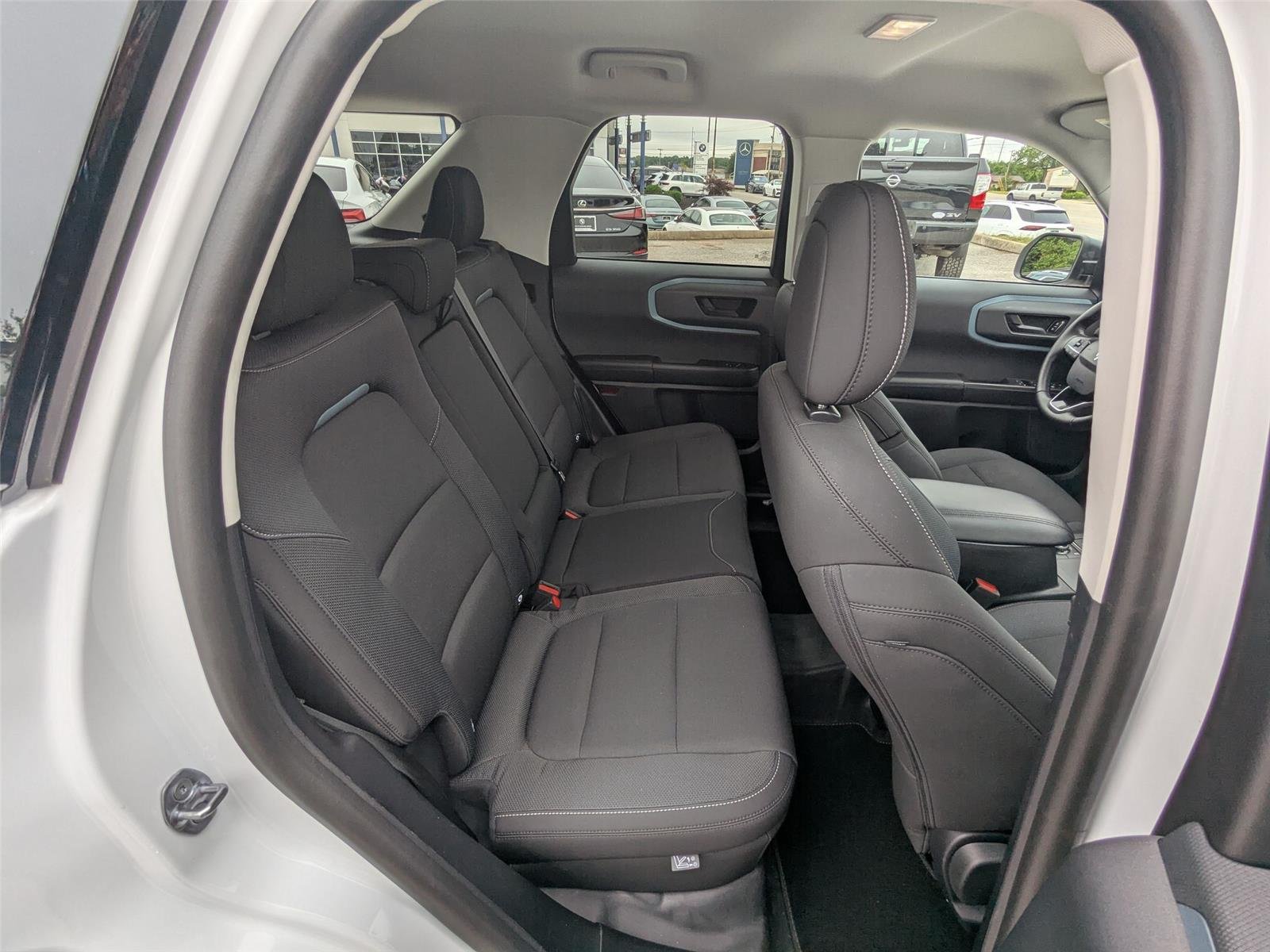 Used 2023 Oxford White Ford Badlands image 30