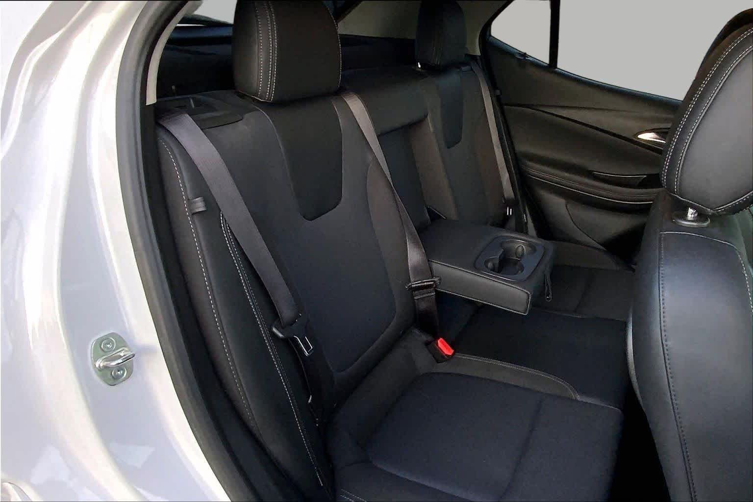Used 2022 White Frost Tricoat Buick Select image 19