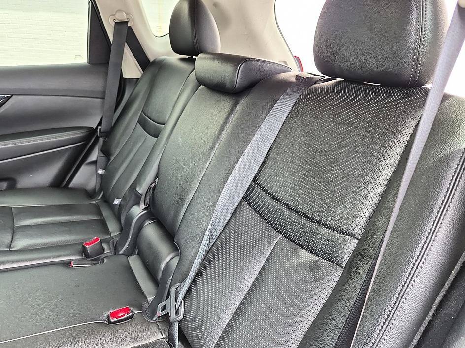 Used 2020 Magnetic Black Pearl Nissan SL image 29