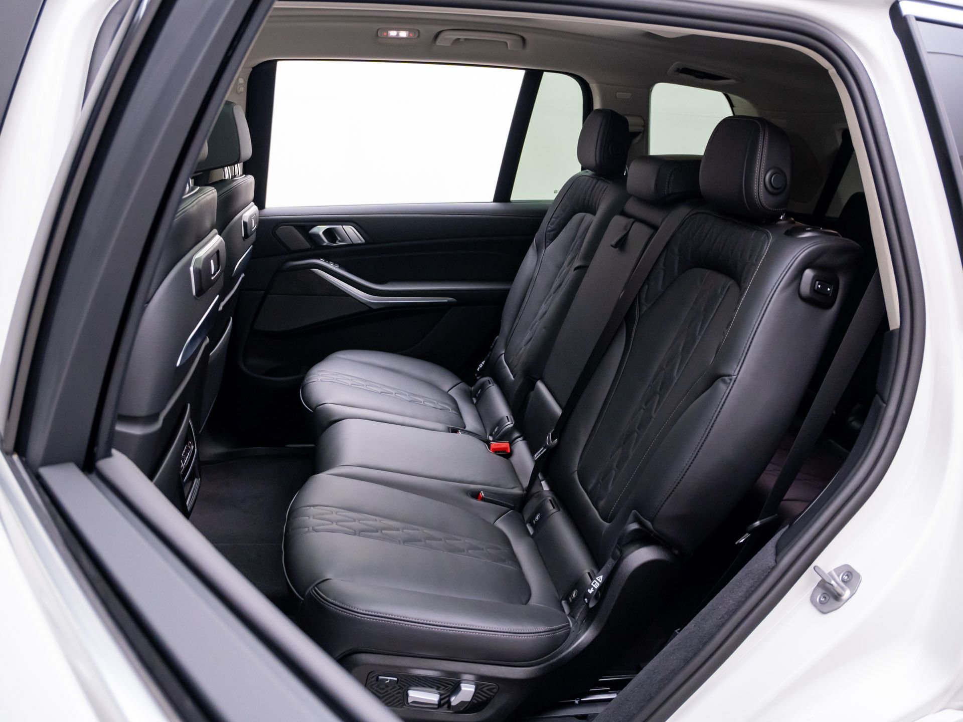 New 2026 Mineral White Metallic BMW xDrive40i image 18