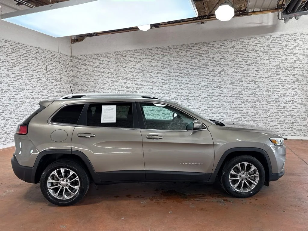 Used 2019 Light Brownstone Pearlcoat Jeep Latitude Plus image 8