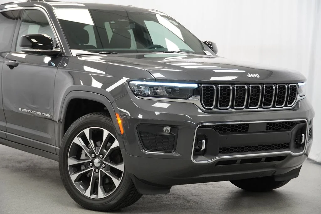 Used 2025 Gray Jeep Overland image 3