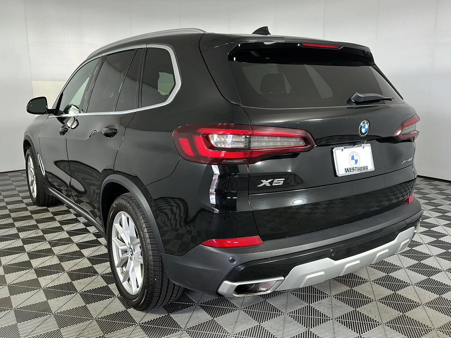 Used 2021 Jet Black BMW xDrive40i image 26
