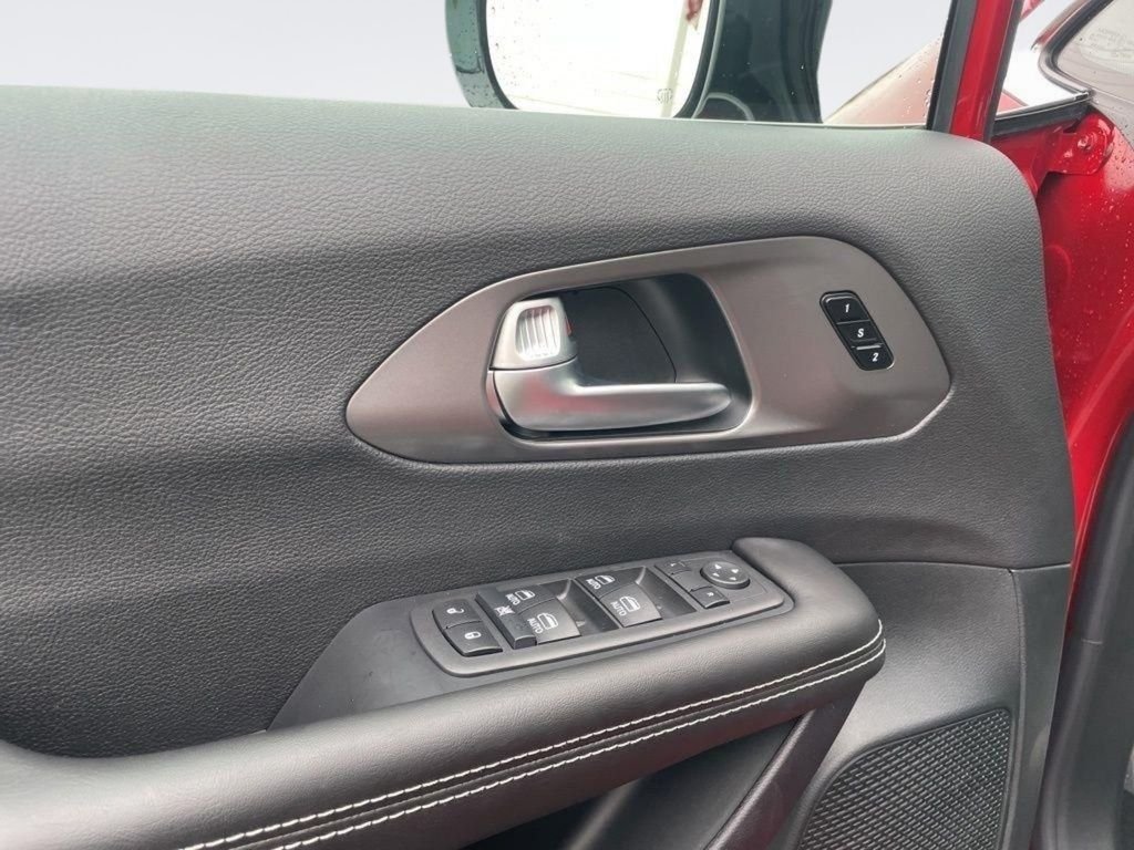 New 2026 Red Hot Pearl-Coat Exterior Paint Chrysler Select image 16