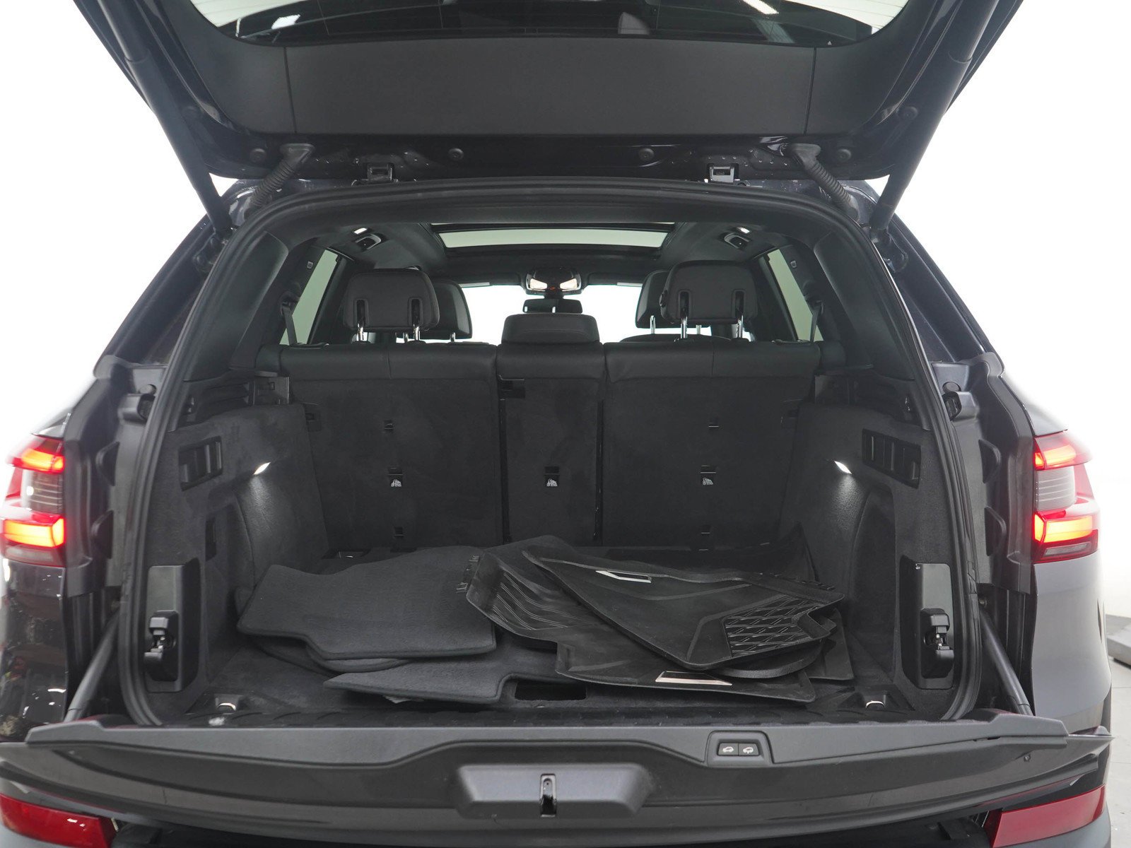 Used 2020 Black BMW xDrive40i image 9