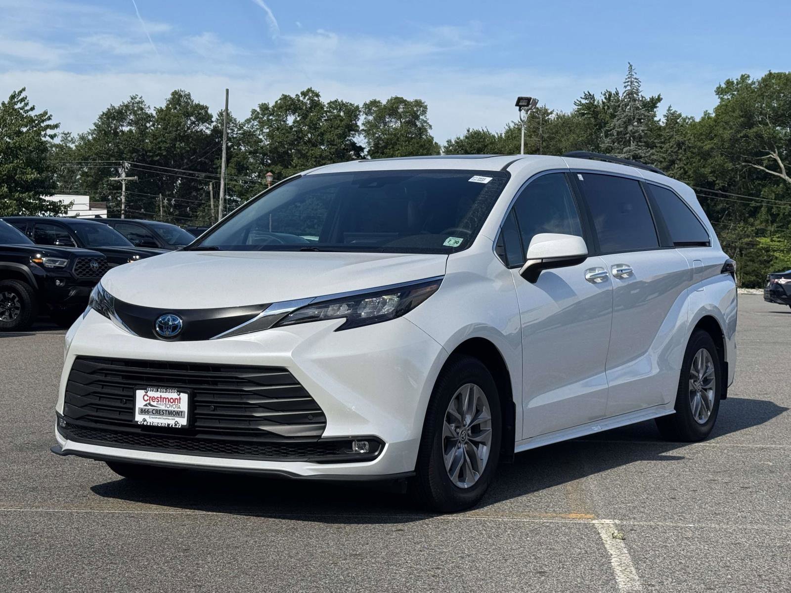 2025 Toyota Sienna XLE 7-Passenger Hybrid AWD's photo