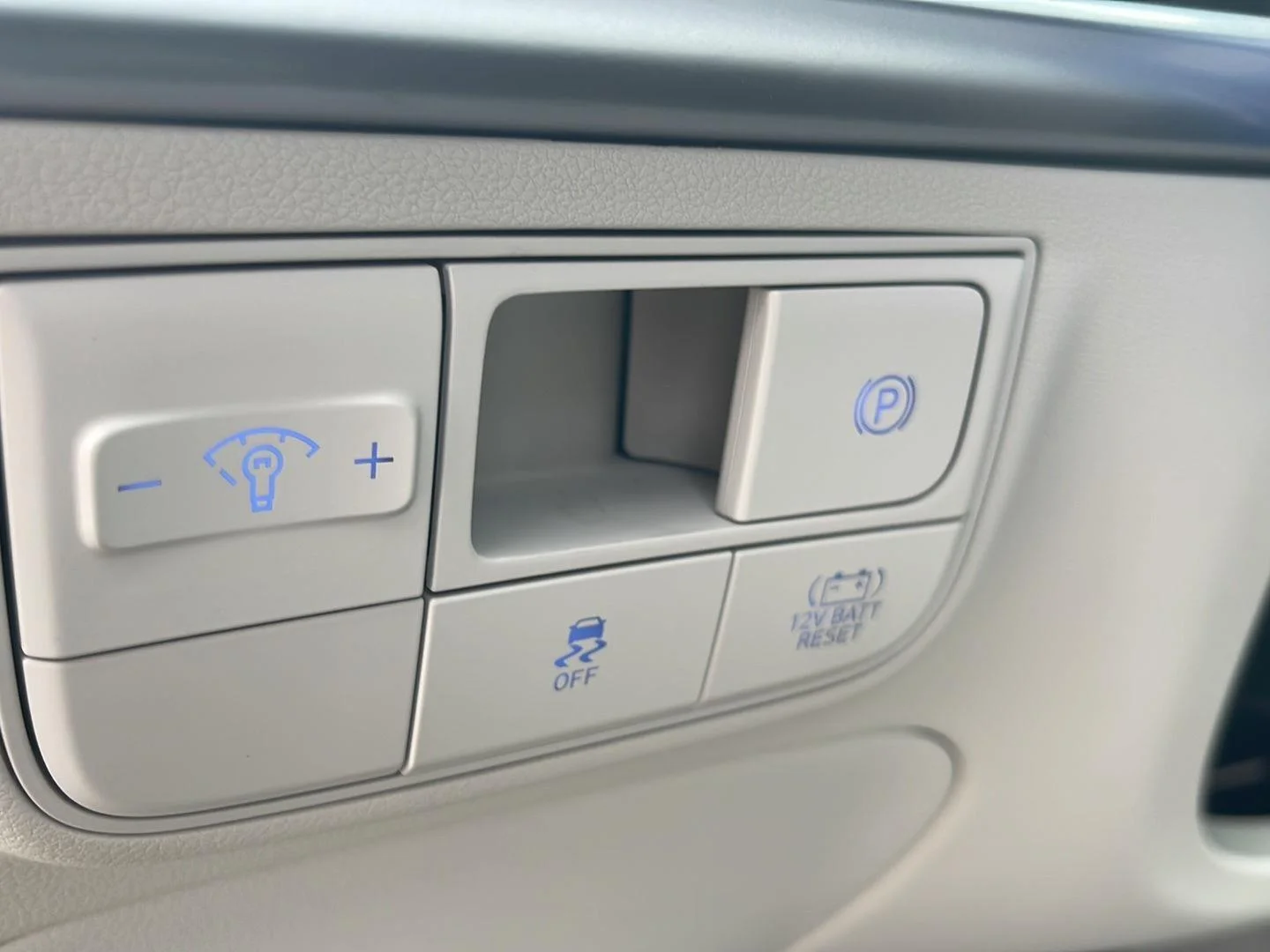 New 2026 Creamy White Pearl Hyundai Blue SE image 19
