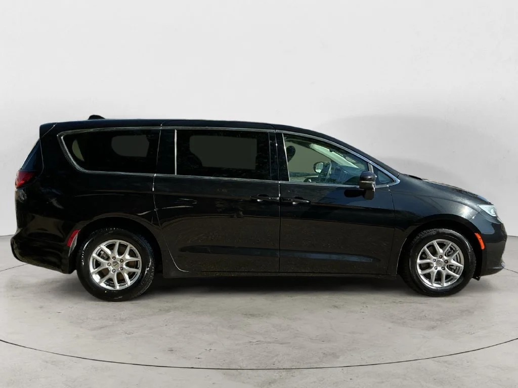 Used 2023 Black Chrysler Touring L image 7