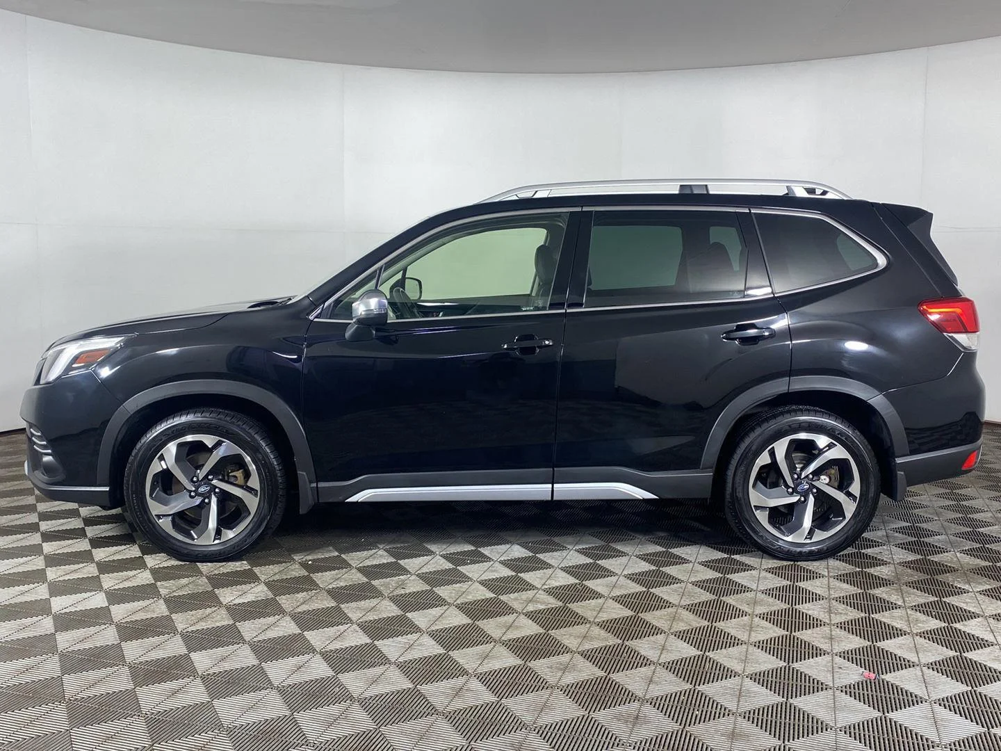 Used 2023 Crystal Black Silica Subaru Touring image 9
