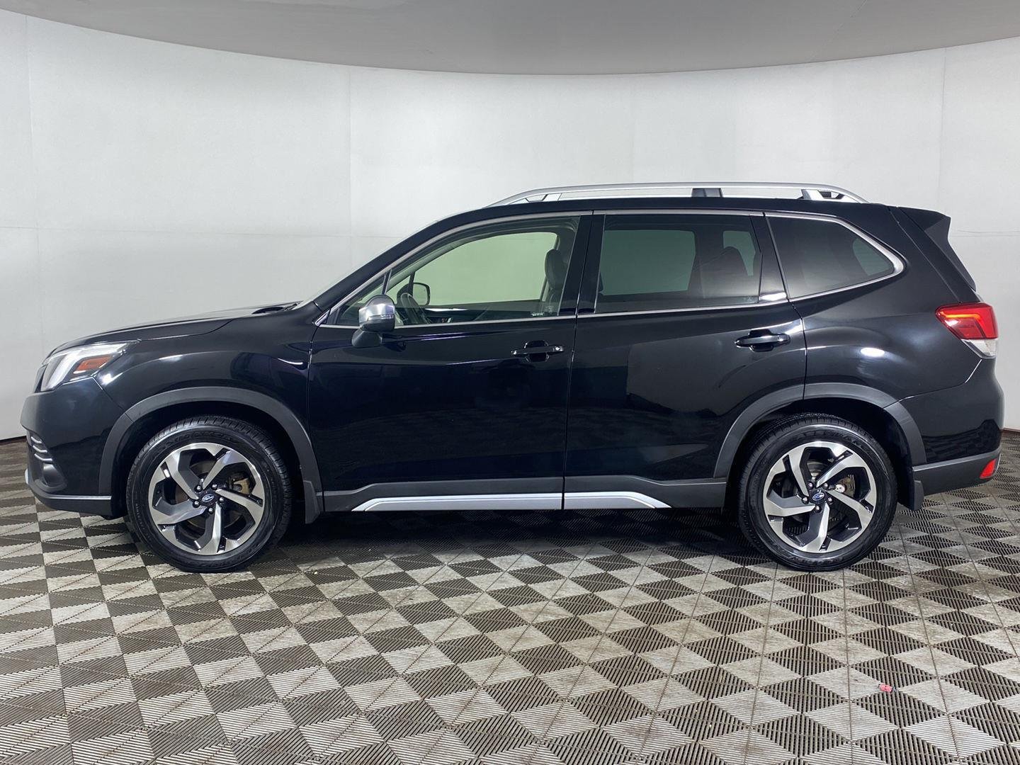 Used 2023 Crystal Black Silica Subaru Touring image 9