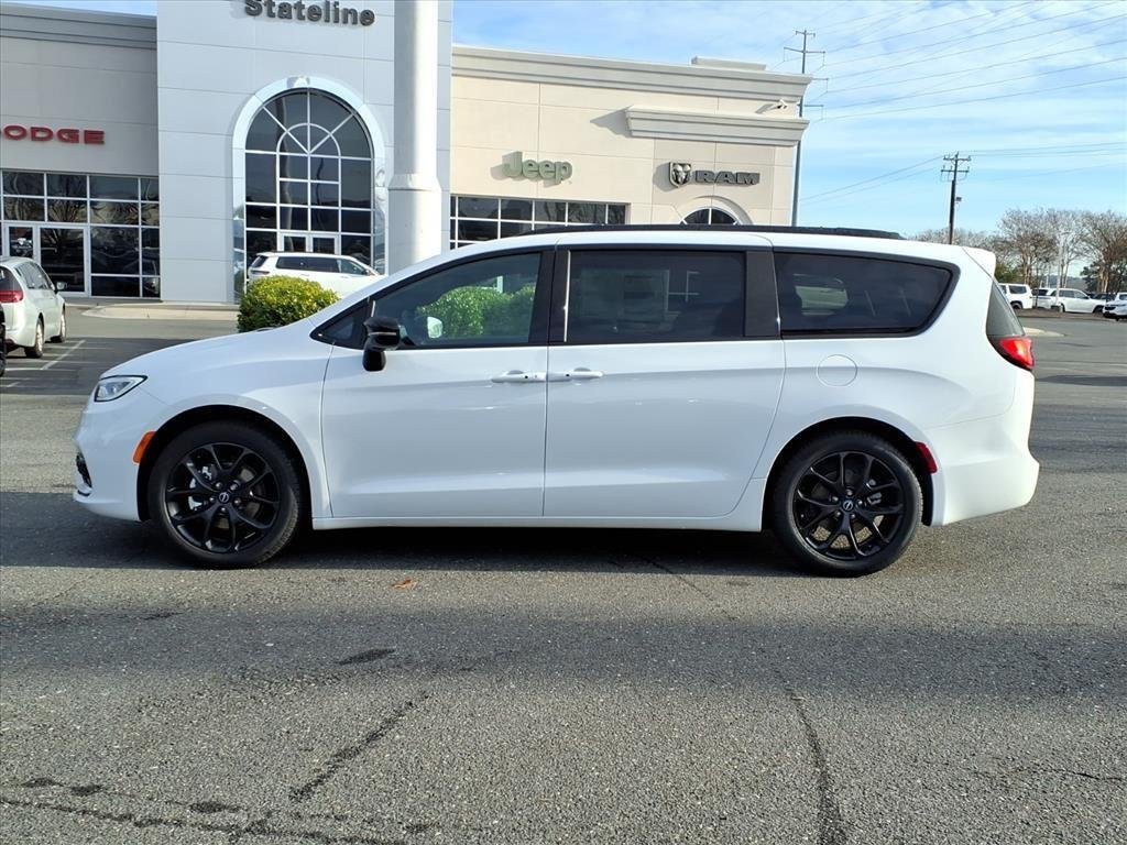 New 2026 Bright White Clear-Coat Exterior Paint Chrysler Select image 14