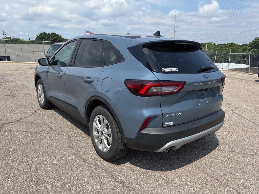 Used 2025 Vapor Blue Metallic Ford Active image 5