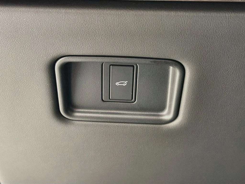 New 2026 Eiger Grey Land Rover SE image 10