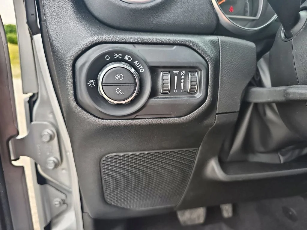 Used 2022 Silver Jeep Overland image 18